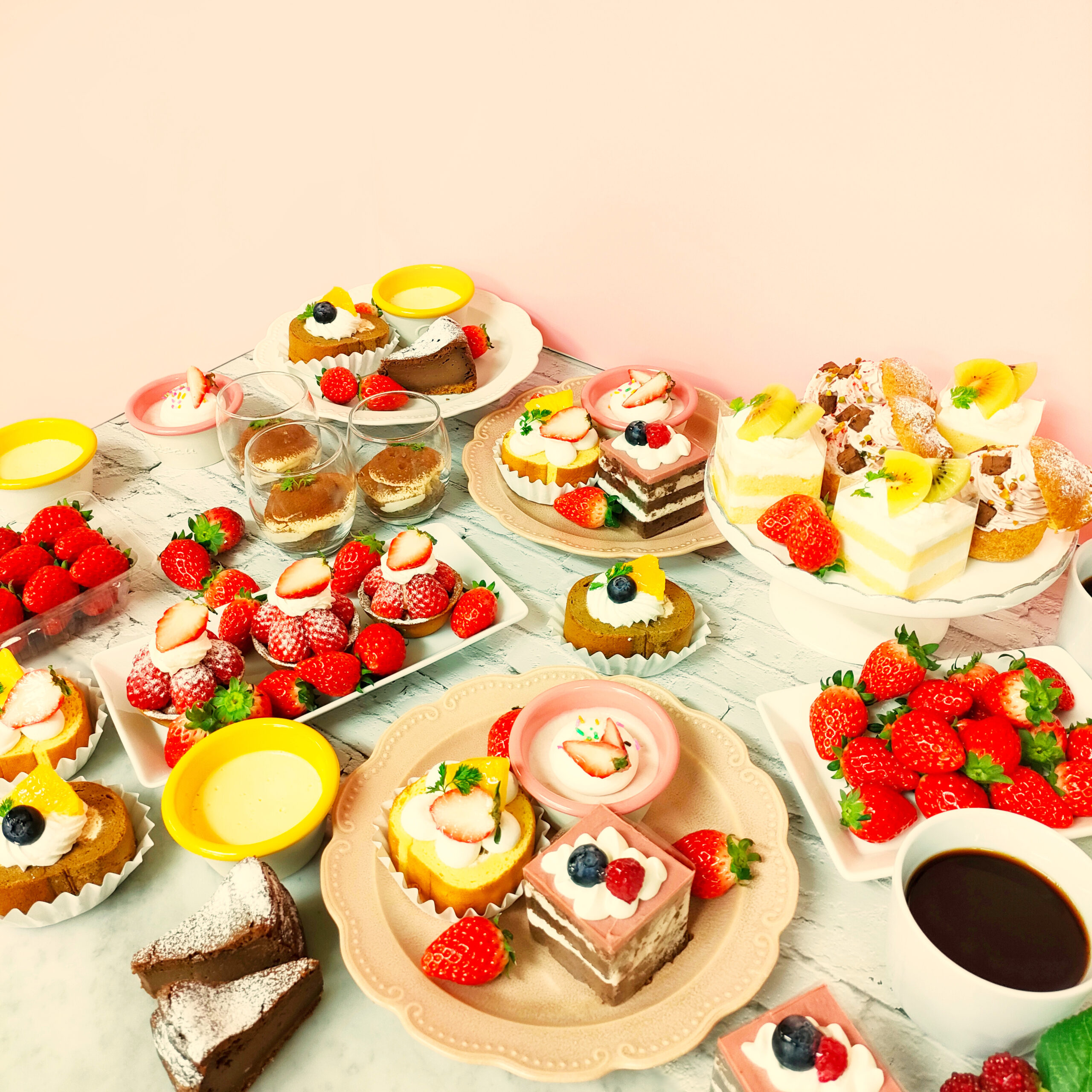 小さなケーキをお好みでいかが🍓